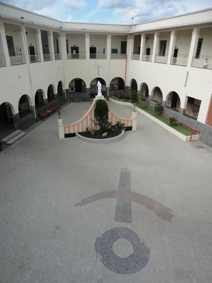 patio-colegio-franciscano-regina-pacis